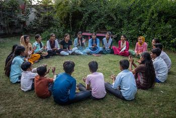 ग्राम पंचायत की बैठक से पहले चर्चा करते, बाल सभा के सदस्य. 