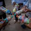 UNICEF की एक पहल के तहत भारत में बच्चे रीसाइक्लिंग के लिए कचरे से भरी प्लास्टिक की बोतलें पकड़े हुए हैं।