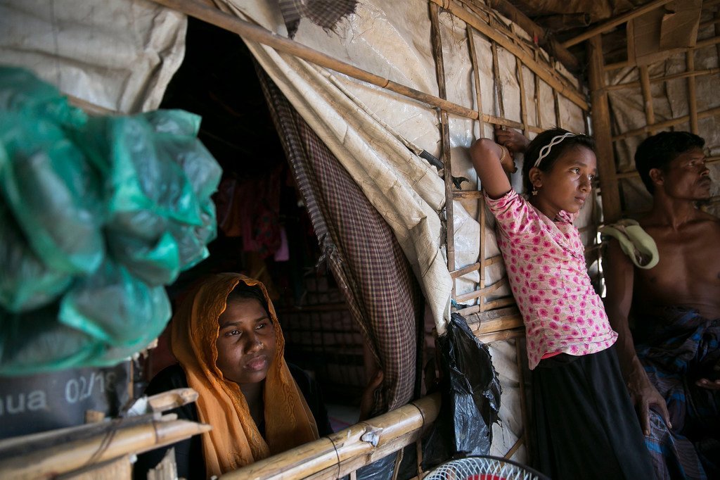 ديلدار بيجوم، 25 عاما مع ابنتها نور كاليما، 12 عاما، وهي تدير متجراً في مخيم حكيمبارا. وقد قُتل زوجها وأطفالها الآخرون بوحشية في ميانمار.