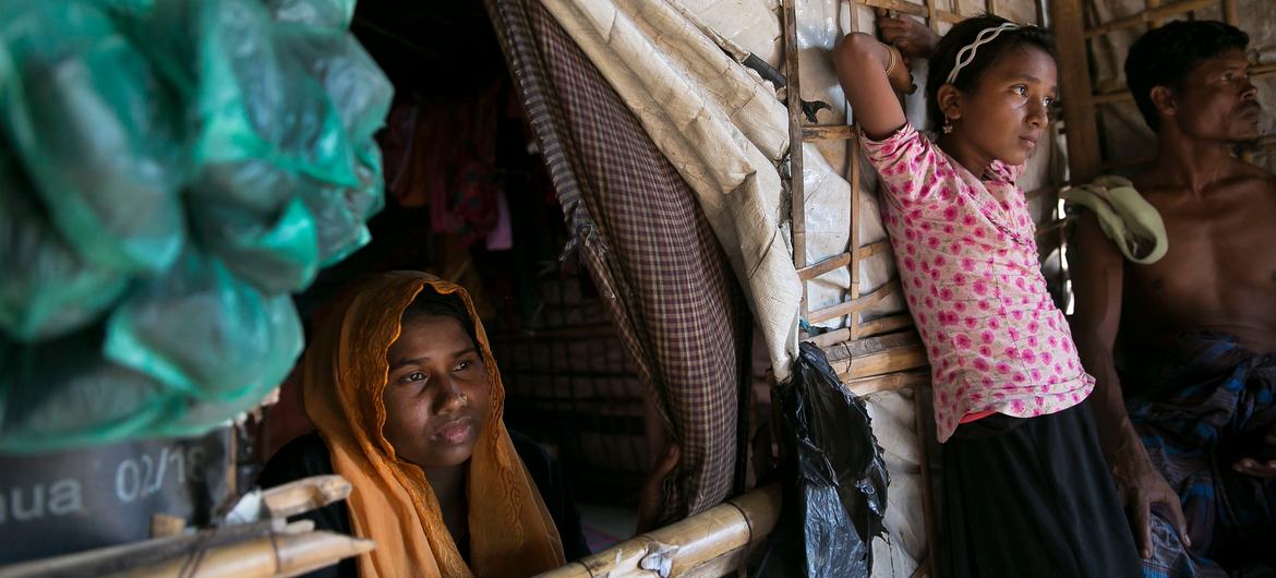 25 岁的 Dildar Begum 和她 12 岁的女儿 Nur Kalima 在孟加拉国的难民营中经营一个小商店。她的丈夫和其他孩子在缅甸被残忍地杀害。