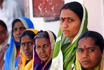 भारत के औरंगाबाद शहर में, कुछ महिलाएँ. आँकड़ों के अनुसार, बहुत बड़ी संख्या ऐसी महिलाओं की है जो अपने शरीर, सैक्स व स्वास्थ्य के बारे में ख़ुद फ़ैसले नहीं ले सकतीं.