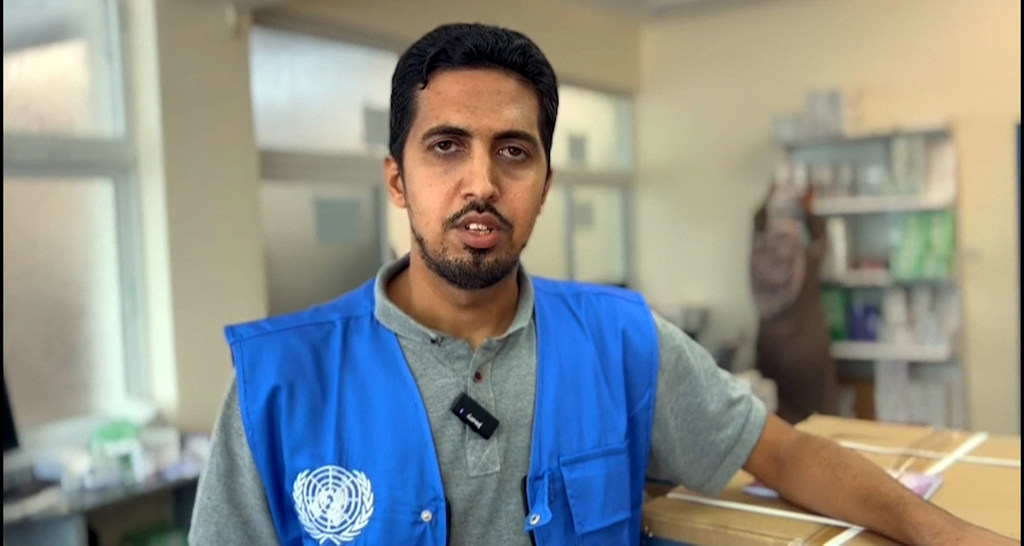 الدكتور محمد، طبيب عام في المركز الصحي الياباني في خان يونس، يرتدي سترة زرقاء عليها شعار الأمم المتحدة .