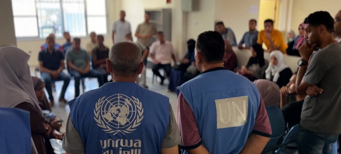 Des employés de l'UNRWA lors d'une réunion dans un centre de santé.