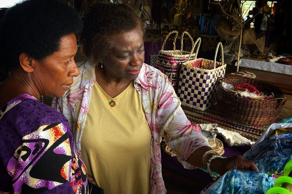 Mkurugenzi Mtendaji wa UNFPA, Natalia Kanem (katikati) akitembelea Soko la Mamas lililopo Port Vila, Vanuatu. Mkurugenzi Mtendaji wa UNFPA, Natalia Kanem (katikati) akitembelea Soko la Mamas lililopo Port Vila, Vanuatu.