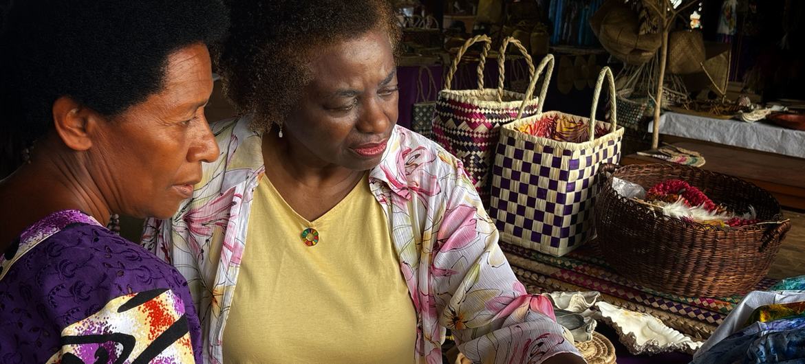 UNFPA Executive Director Natalia Kanem (centre) visits the Mamas Market in Port Vila, Vanuatu. UNFPA Executive Director Natalia Kanem (centre) visits the Mamas Market in Port Vila, Vanuatu.