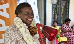 Natalia Kanem, directora ejecutiva de UNFPA, habla en el centro de salud de Saupia, en Efate del Norte (Vanuatu).