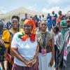 La directrice exécutive du Fonds des Nations Unies pour la population (UNFPA), Natalia Kanem (au centre), rencontre des jeunes lors d’un événement à Cotonou, au Bénin.