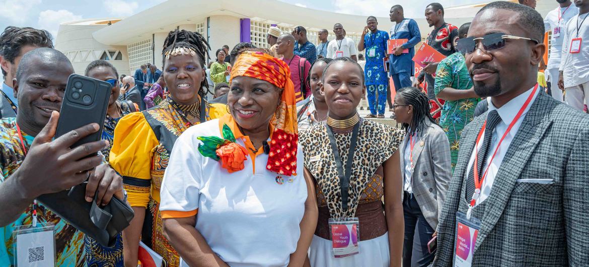 La directora ejecutiva del UNFPA, Natalia Kanem (centro), se reúne con jóvenes en un acto celebrado en Cotonú (Benín). La directora ejecutiva del UNFPA, Natalia Kanem (centro), se reúne con jóvenes en un acto celebrado en Cotonú (Benín).