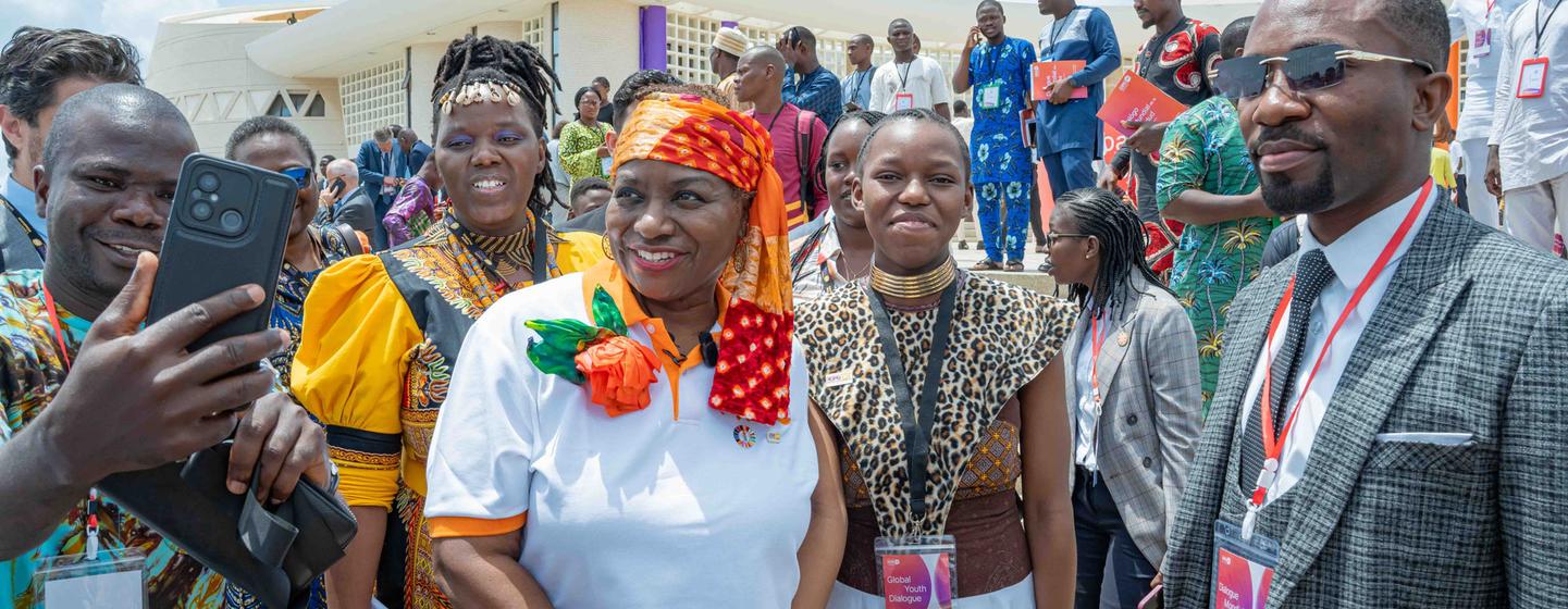 La directrice exécutive du Fonds des Nations Unies pour la population (UNFPA), Natalia Kanem (au centre), rencontre des jeunes lors d’un événement à Cotonou, au Bénin.