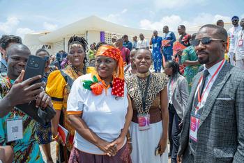 La directrice exécutive du Fonds des Nations Unies pour la population (UNFPA), Natalia Kanem (au centre), rencontre des jeunes lors d’un événement à Cotonou, au Bénin.