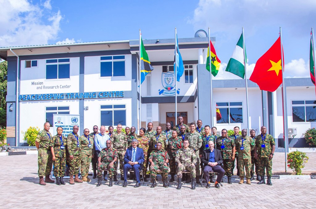 Picha ya pamoja baada ya uzinduzi wa mafunzo ya ukufunzi kwa wanadhimu wa Umoja wa Mataifa yaliyofanywa na Chuo cha Mafunzo ya Ulinzi wa Amani Tanzania (TPTC), kwa kushirikiana na Umoja wa Mataifa (UN).