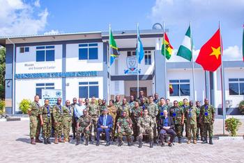 Picha ya pamoja baada ya uzinduzi wa mafunzo ya ukufunzi kwa wanadhimu wa Umoja wa Mataifa yaliyofanywa na Chuo cha Mafunzo ya Ulinzi wa Amani Tanzania (TPTC), kwa kushirikiana na Umoja wa Mataifa (UN).