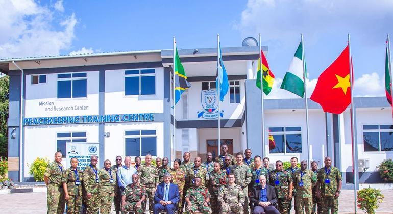 Picha ya pamoja baada ya uzinduzi wa mafunzo ya ukufunzi kwa wanadhimu wa Umoja wa Mataifa yaliyofanywa na Chuo cha Mafunzo ya Ulinzi wa Amani Tanzania (TPTC), kwa kushirikiana na Umoja wa Mataifa (UN).