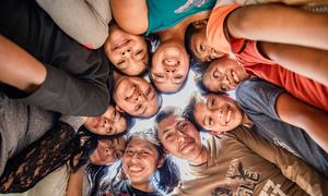 Un grupo de adolescentes se reúne para jugar al fútbol en San Cristóbal, Alta Verapaz, Guatemala.