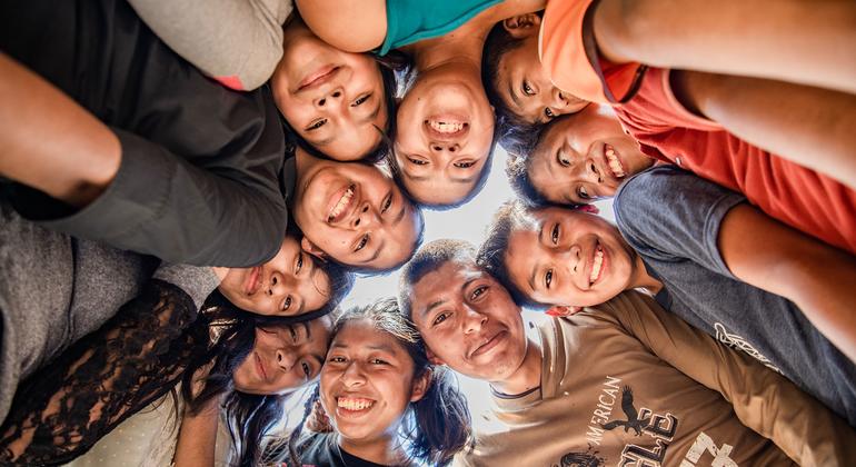 Un groupe d'adolescents se réunit pour jouer au football à San Cristobal, Alta Verapaz, au Guatemala.