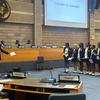 Kwaya ya shule ikitumbuiza katika tukio rasmi jijini Nairobi, Kenya, kwa ajili ya Siku ya Kimataifa ya Lugha ya Kiswahili, huku nembo UMOJA WA MATAIFA ikionekana ukutani.