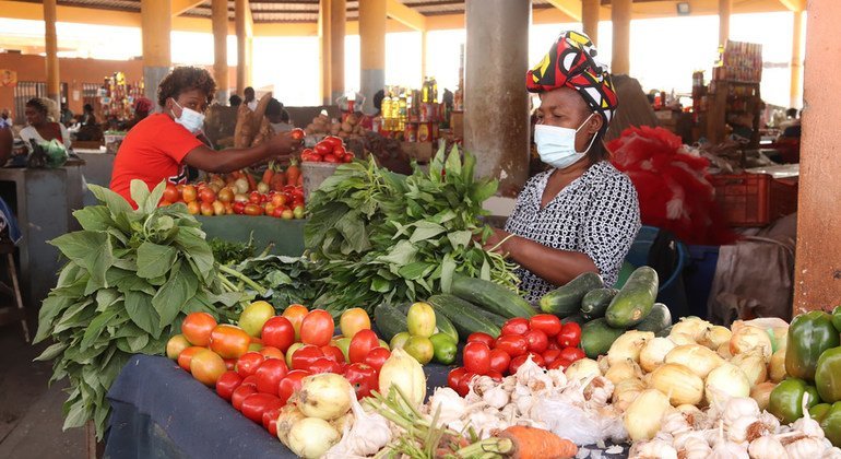 Mercado angolano de Asa Branca, em Cazenga
