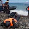 志愿者在帮助抵达希腊北爱琴海地区莱斯博斯岛的难民。（资料图片）