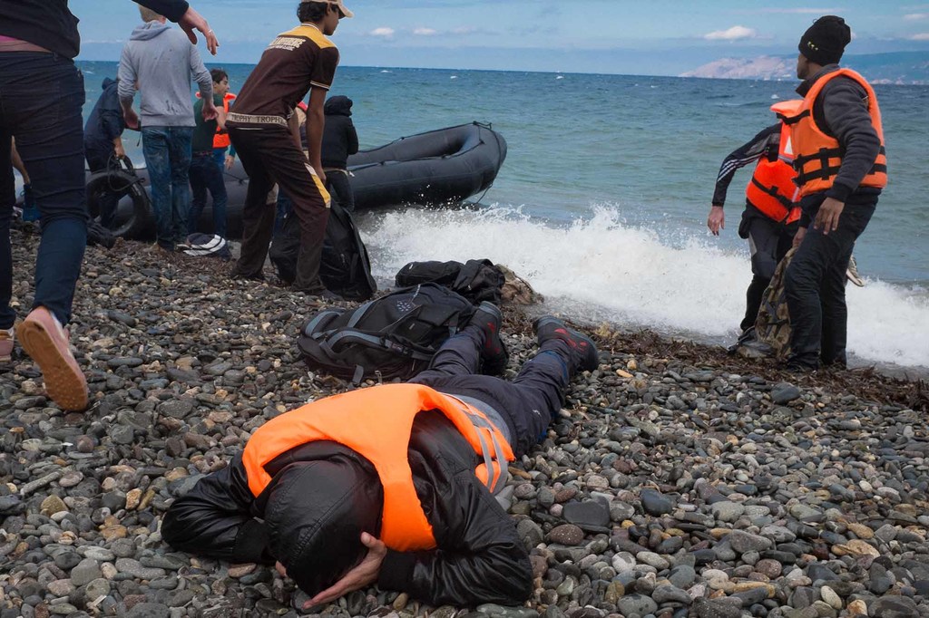 Des volontaires aident des réfugiés et migrants arrivant sur l'île grecque de Lesbos (photo d'archives).