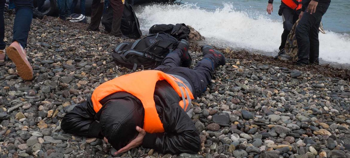 志愿者帮助抵达希腊北爱琴海地区莱斯沃斯岛的难民。（资料图）
