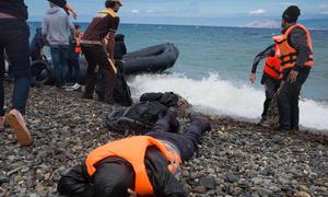 Voluntários ajudam refugiados que chegam à ilha de Lesbos, na região do Egeu do Norte, na Grécia