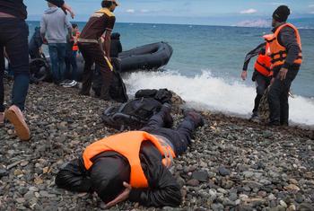 متطوعون يساعدون اللاجئين الذين يصلون إلى جزيرة ليسبوس في منطقة شمال بحر إيجة باليونان. (الأرشيف)