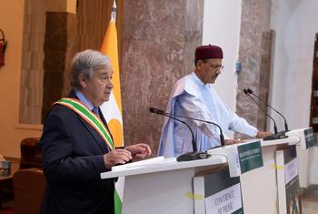 2022年5月，联合国秘书长古特雷斯（左）在尼日尔访问期间会见了总统巴祖姆（右）。