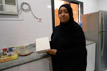 بعد أن تقوم إيمان فريد بخبز الكوكيز، تقوم بتعبئتها في صندوق جذاب يحمل اسم شركتها.