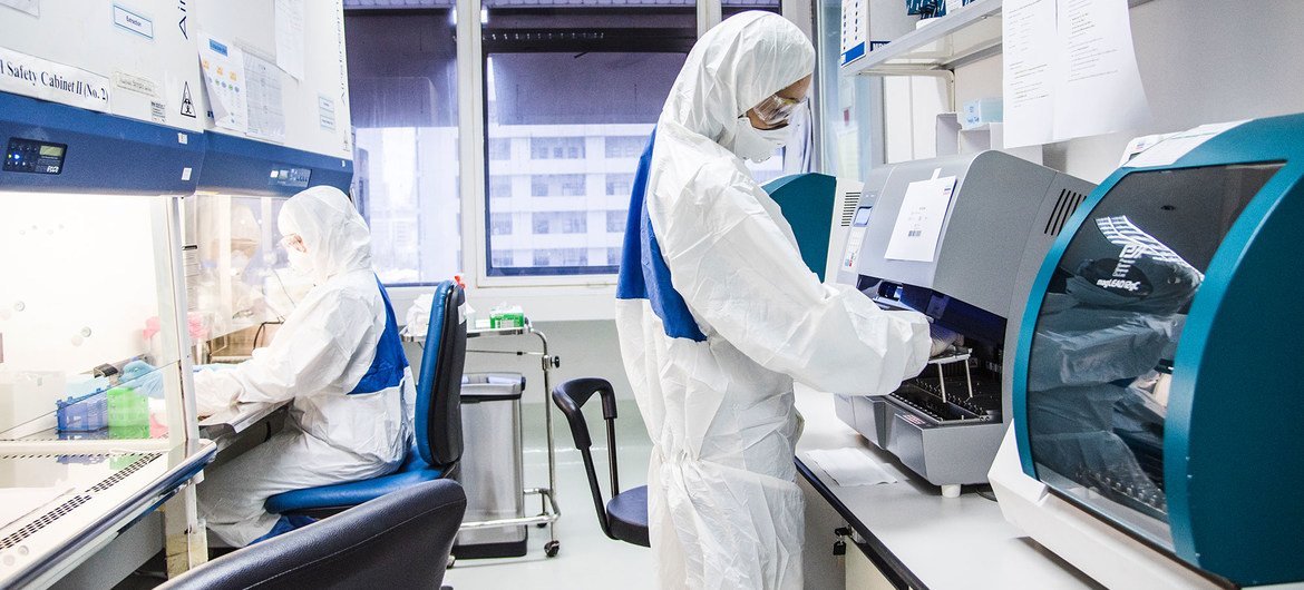 थाईलैण्ड की राजधानी बैंकॉक में एक प्रयोगशाला में काम करते स्वास्थ्यकर्मी. वायरस क्षेत्र में सहयोग पर आधारित ये विश्व स्वास्थ्य संगठन (WHO) द्वारा समर्थित प्रयोगशाला है.