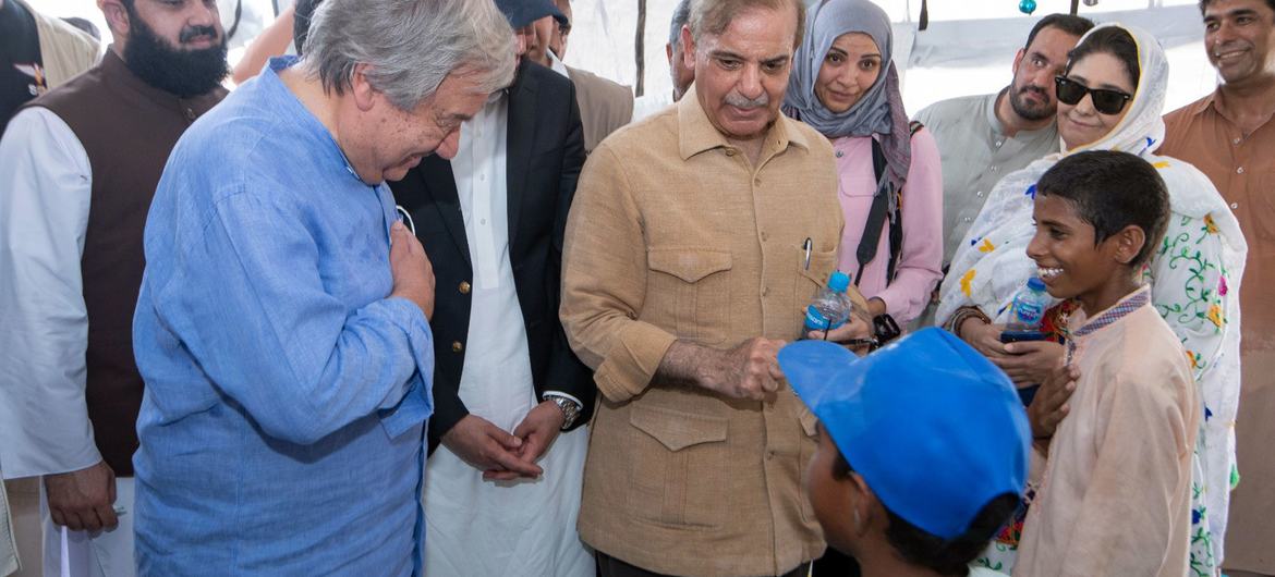 سیکرٹری جنرل انتونیو گوتیرش اور پاکستان کے وزیراعظم شہباز شریف سیلاب سے متاثرہ صوبہ بلوچستان کے علاقے اوستہ محمد میں متاثرین کے ایک کیمپ میں۔