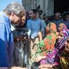 Le Secrétaire général de l'ONU António Guterres (à gauche) rencontre des Pakistanais affectés par les inondations en 2022.
