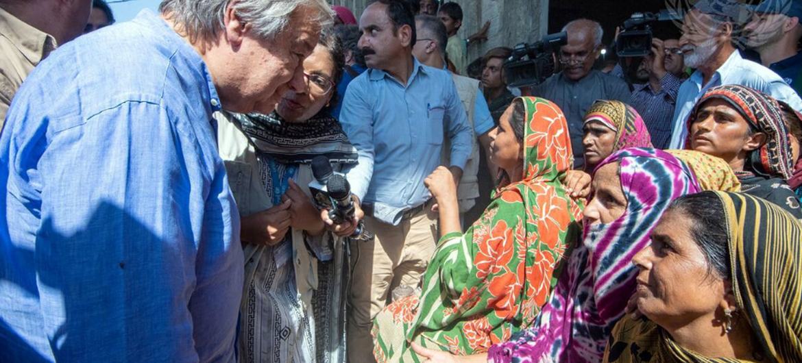 Le Secrétaire général de l'ONU António Guterres (à gauche) rencontre des Pakistanais affectés par les inondations en 2022.