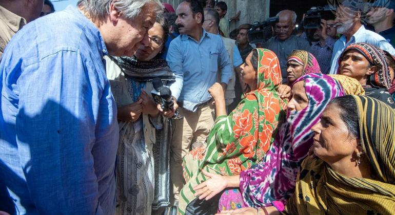 यूएन महासचिव एंतोनियो गुटेरेश, पाकिस्तान के बाढ़ प्रभावित सिन्ध और बलूचिस्तान प्रान्तों में, प्रभावितों से उनका हाल-चाल पूछते हुए (सितम्बर 2022).