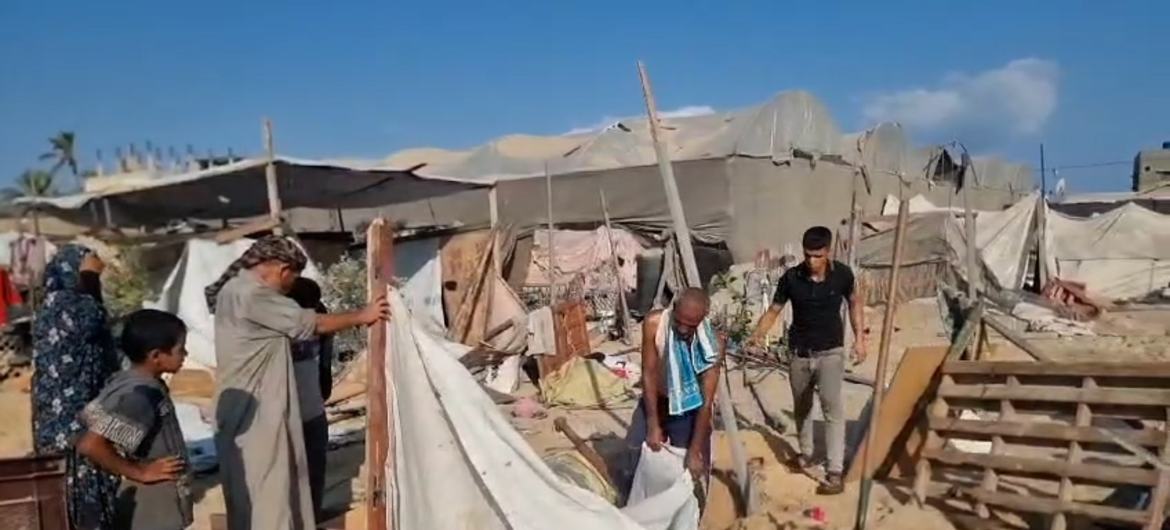 Personas desplazadas intentaban recuperar sus tiendas de campaña enterradas como resultado de un ataque aéreo que alcanzó un campamento improvisado en la zona de Al Mawasi, al oeste de Khan Younis, en el sur de la Franja de Gaza.