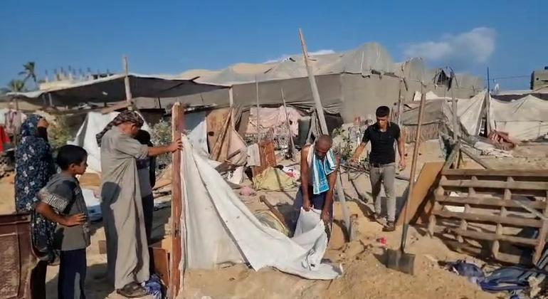 Personas desplazadas intentaban recuperar sus tiendas de campaña enterradas como resultado de un ataque aéreo que alcanzó un campamento improvisado en la zona de Al Mawasi, al oeste de Khan Younis, en el sur de la Franja de Gaza.