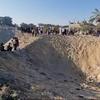 Cráter causado por un bombardeo israelí en un campamento de desplazados cercano a Khan Younis. 
