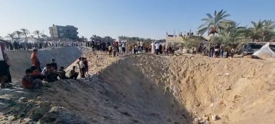 Uma grande cratera causada por um ataque aéreo israelense atingiu um campo temporário para deslocados em Al-Mawasi, a oeste de Khan Younis, em Gaza.