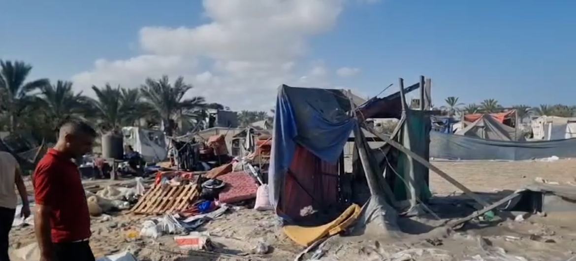 Uma pessoa deslocada está em meio aos escombros de um acampamento improvisado destruído por um ataque aéreo em Al Mawasi, a oeste de Khan Younis.