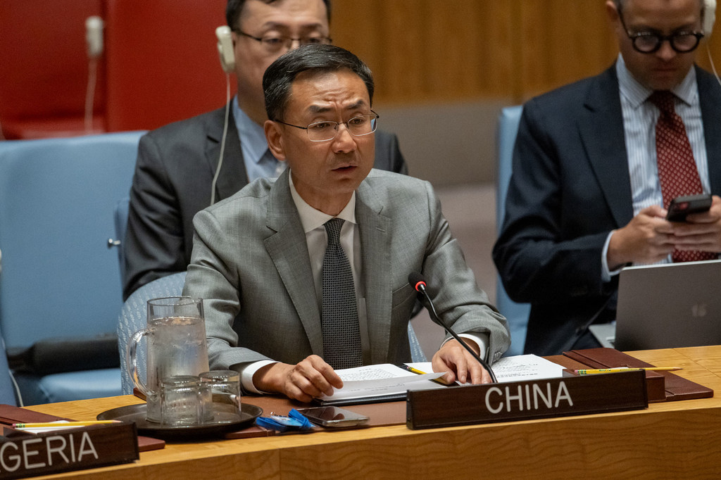 中国常驻联合国副代表耿爽在安理会会议上就维护乌克兰和平与安全发表讲话。