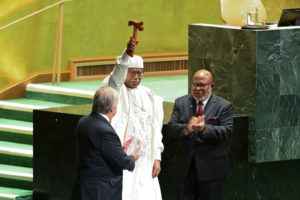 Деннис Фрэнсис передал молоток председателя Генассамблеи Филемону Яну.