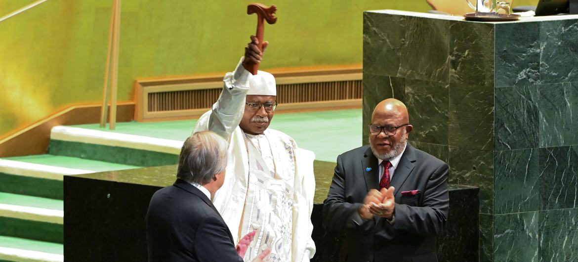 Dennis Francis (à direita), presidente da 78ª sessão da Assembleia Geral, entrega um presente ao seu sucessor, Philemon Yang.