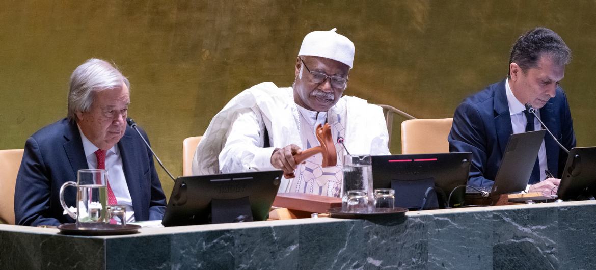 Philemon Yang (centre), President of the 79th session of the UN General Assembly, chairs the first plenary meeting of the session.