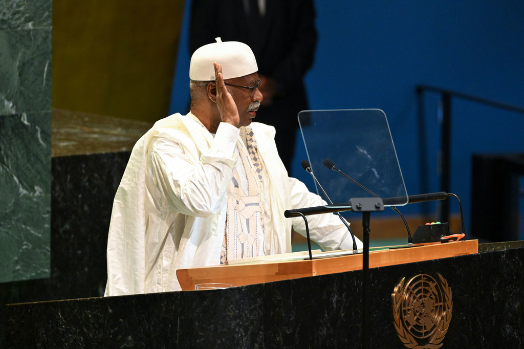 Philemon Yang, Rais mteule wa kikao cha 79 cha Baraza Kuu la Umoja wa Mataifa akila kiapo wakati wa kufunga kikao cha 78.