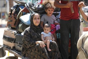 Família forçada a se mudar após ordens de evacuação das autoridades israelenses, Deir al-Balah, Faixa de Gaza, agosto de 2024