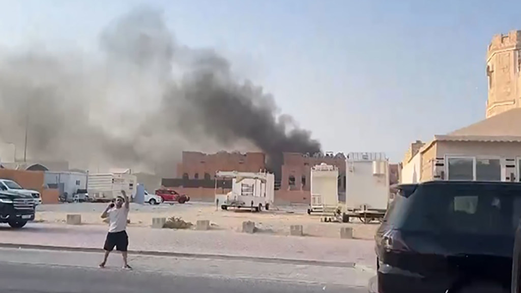 De la fumée s'élève après une frappe israélienne, mardi 9 septembre, sur le quartier de Legtaifiya à Doha, au Qatar.
