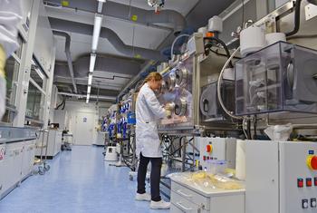 ऑस्ट्रिया में यूएन परमाणु एजेंसी की प्लूटोनियम प्रयोगशाला में, एक कर्मचारी वहाँ रखी सामग्री का विश्लेषण कर रही है.