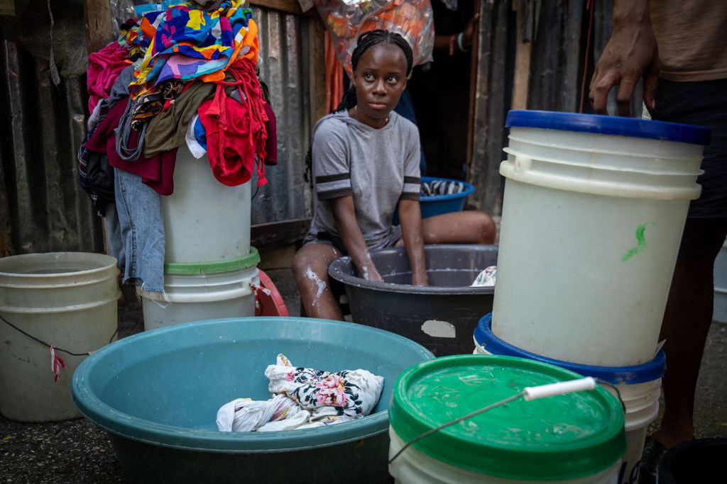 Mwanamke akifua ngua katika moja ya makazi ya wakimbizi wa ndani mjini Port-au-Prince, Haiti.