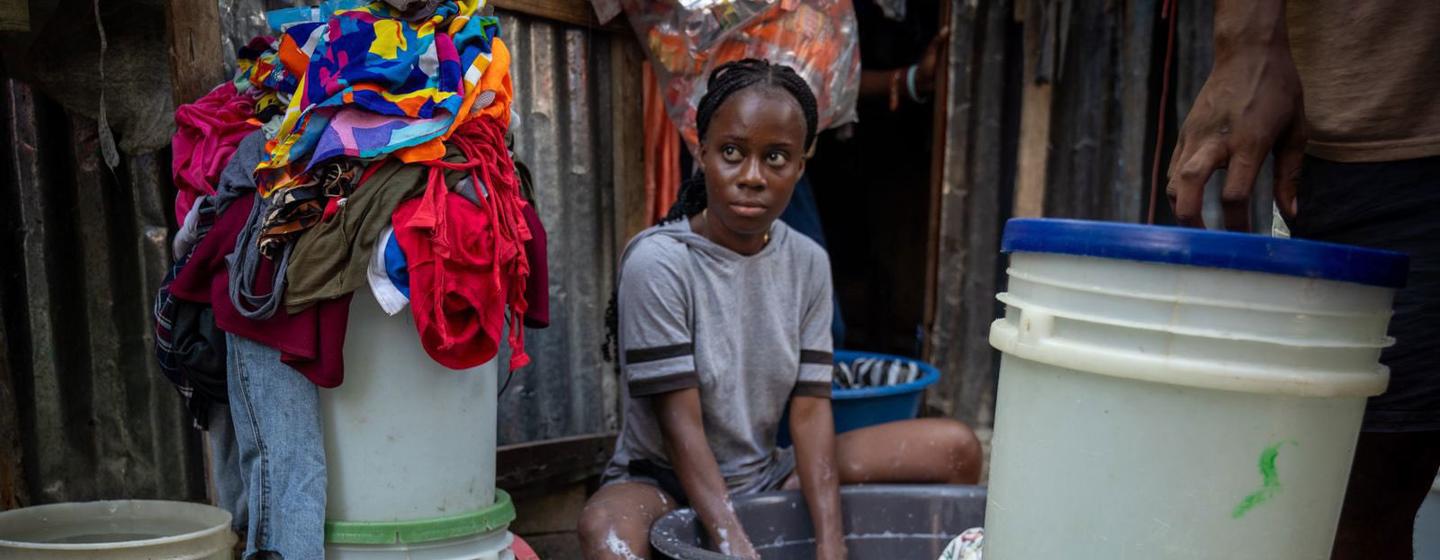 Une femme lave du linge dans un camp pour personnes déplacées à Port-au-Prince, en Haïti.