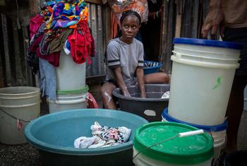 Женщина в центре для вынужденных переселенцев в Порт-о-Пренсе, Гаити.
