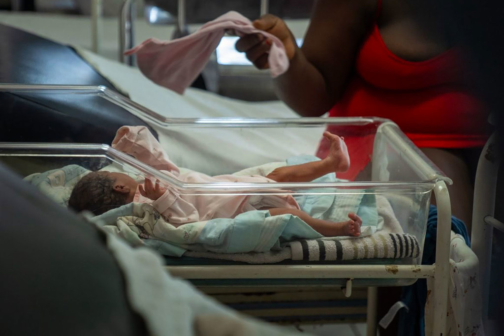 Un bébé est soigné dans un centre de santé à Port-au-Prince, en Haïti.